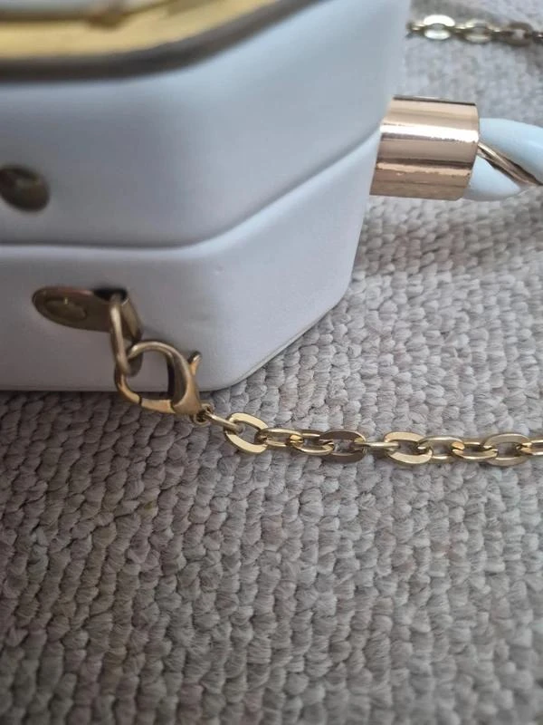 Bolso rígido blanco Fashion and Bag cadena dorada – photo 14